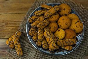 vários biscoitos de chocolate em uma placa de metal foto