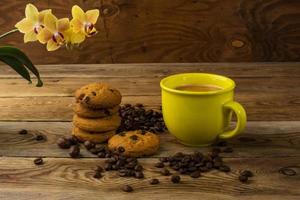 xícara amarela de café forte e grãos de café, copie o espaço foto