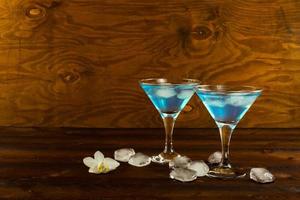 coquetel de licor de curaçao azul em copos de martini foto