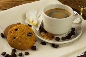 xícara de café e biscoitos na bandeja foto