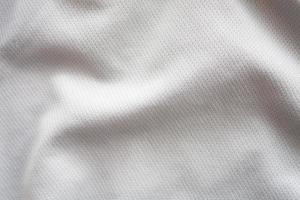 close-up tiro de camisa de futebol texturizada branca foto