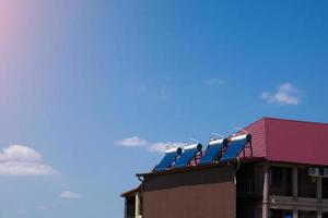 aquecedores solares de água no telhado, energia gratuita foto