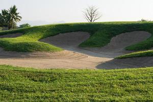 fundo de bunker de areia de campo de golfe para o torneio de verão foto