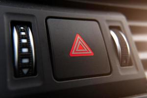 o botão de parada de emergência do carro é um close-up no painel foto