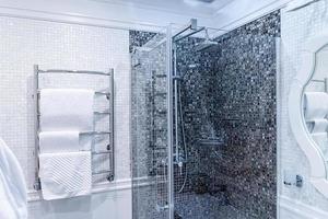 banheiro moderno com chuveiro foto