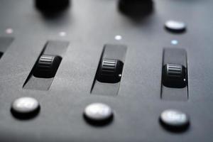 botões de controle de correção de cor no close-up do painel. foto