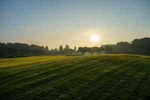 bela paisagem campo de golfe no nascer do sol da manhã foto