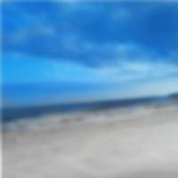 fundo de praia de areia branca com céu azul e mar com desfoque de textura fina foto