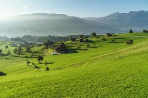 vista do campo perto de sarnen obwalden na suíça foto