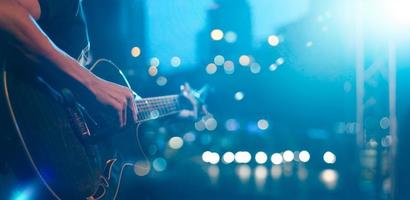 guitarrista no palco para o conceito de fundo, suave e desfocado foto