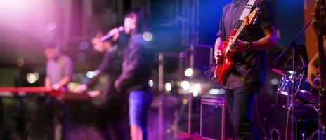 guitarrista no palco para o conceito de fundo, suave e desfocado foto