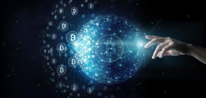 mão tocando a conexão de rede global do crescimento da moeda bitcoin.