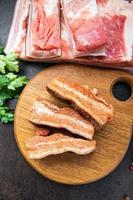 barriga carne bacon pedaço carne gordura banha de porco fresca em especiarias refeição fresca na mesa cópia espaço fundo de comida