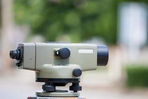 equipamento topógrafo teodolito ao ar livre no canteiro de obras foto