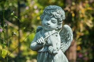 estátua de um anjo tocando violino