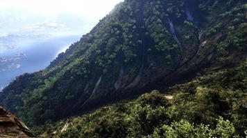 paisagem natural, montanhas, florestas, tiro aéreo, renderização 3d realista foto