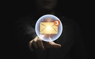 empresário tocando com boletim virtual amarelo para correio eletrônico ou e-mail com conceito de alerta de notificação.