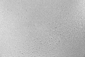 gotas de água no fundo cinza coberto com gotas de água, bolhas na água. foto