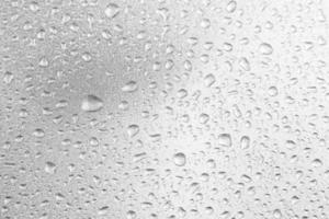 gotas de água no fundo cinza coberto com gotas de água, bolhas na água. foto