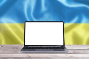 laptop de maquete no fundo da bandeira amarelo-azul ucraniana foto