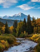 linda cor de outono nas montanhas de alces do colorado. rio de cristal e montanha de cadeira. foto