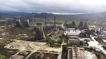 vista aérea do drone da usina nuclear desativada. fábrica abandonada em um dia nublado. sentimento sombrio e apocalíptico. ambiente destruído. lixo nuclear. sobras industriais. foto