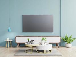 smart tv na parede azul escura na sala de estar, design minimalista. foto