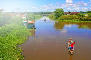 pescador em um lago no sul da tailândia e paisagem foto