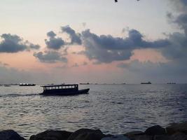 belo pôr do sol na praia masculina, maldivas foto