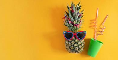 um abacaxi inteligente em óculos de sol e conceito brilhante de beads.minimal, abacaxi tropical de verão.