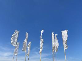 bandeira branca sobre fundo de verão de céu azul foto