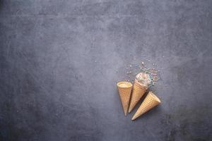 vista superior do sorvete de cone em um fundo preto foto