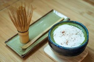 closeup de matcha latte no café foto