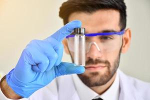 cientistas mostram tubos de ensaio que são satisfatórios. cientistas descobriram com sucesso uma cura para a doença viral. foto