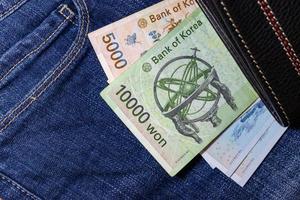 dinheiro coreano, notas coreanas, coreano ganhou em fundo jean. foto