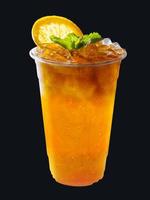 chá gelado misturado com suco de laranja com fatias de laranja e folhas de hortelã no isolado.