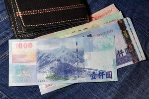 dinheiro de taiwan, notas de taiwan, dólar de taiwan em fundo jean. foto