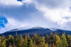 feche o topo da montanha fuji com cobertura de neve e vento no topo com poderia no japão. foto