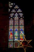 praga, república checa, 2014 vitral na catedral de são vito em praga foto