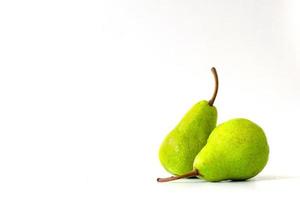 fruta fresca de pêra verde isolada no fundo branco foto