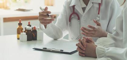 médico e paciente discutindo algo enquanto está sentado à mesa. conceito de medicina e saúde. médico e paciente foto