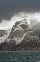 pico da montanha emoldurado pelas nuvens foto