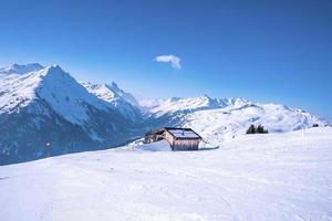 cabana na montanha coberta de neve durante o inverno foto