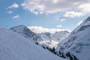 bela cordilheira nevada contra o céu nos Alpes foto