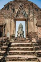 Tailândia ruínas e antiguidades no parque histórico de ayutthaya turistas de todo o mundo decadência de buda foto