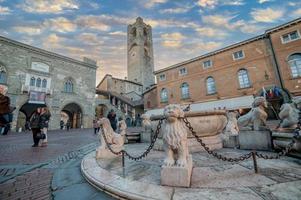 bergamo itália 2009 fonte de mármore com leões na antiga praça de bergamo, foto