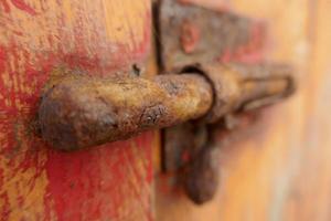 detalhes de uma velha porta de madeira laranja foto