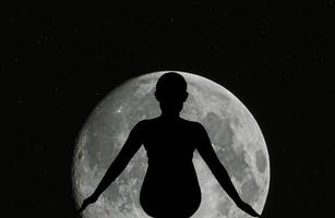 mulheres abstratas na lua cheia foto