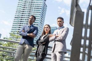 grupo de pessoas de negócios people.business reunião conversando e compartilhando suas idéias na cidade. equipe de negócios e conceito de trabalho em equipe. empresários do lado de fora da cidade discutindo sobre o novo projeto. foto