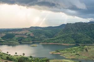 a vista da paisagem das montanhas das terras altas com a luz do raio no distrito de mae suai da província de chiang rai da tailândia. foto